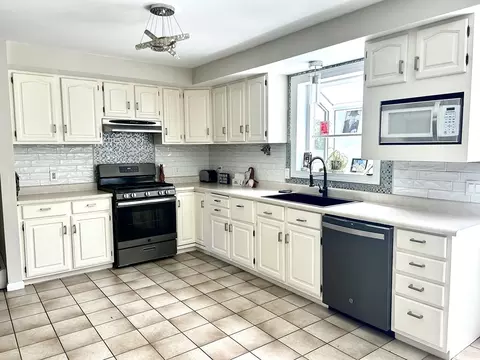 2 Sunset Ln, Fairhaven, MA 02719 photo 4