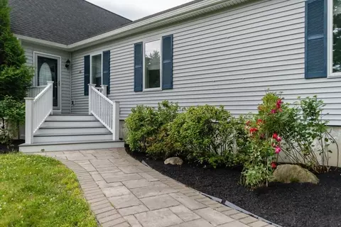 49 East St, Upton, MA 01568 photo 3