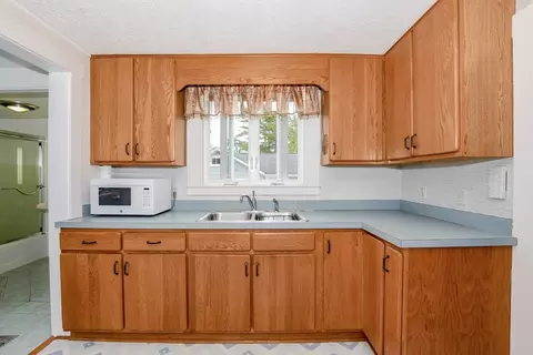 Kitchen - 8 Tomahawk Dr, Wareham, MA 02538 photo 4 of 8