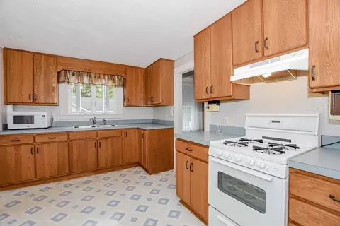 Kitchen - 8 Tomahawk Dr, Wareham, MA 02538 photo 5 of 8