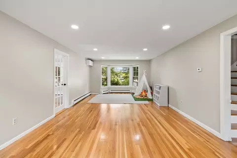 Living - 40 Crestview Dr, Millis, MA 02054 photo 3 of 4