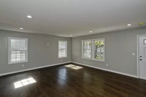 27 Brooks St, Springfield, MA 01109 photo 4