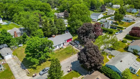 11 Oliveira Ave, Acushnet, MA 02743