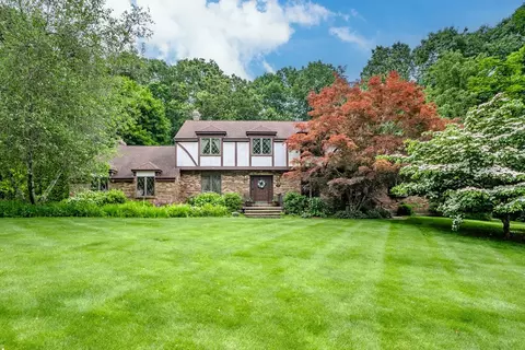 28 Hemingway Rd, Wilbraham, MA 01095