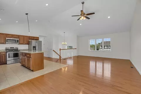 Living - 261 Massasoit Rd, Worcester, MA 01604 photo 2 of 7