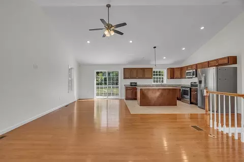 Living - 261 Massasoit Rd, Worcester, MA 01604 photo 6 of 7