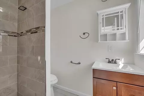 Bath - 261 Massasoit Rd, Worcester, MA 01604 photo 2 of 4