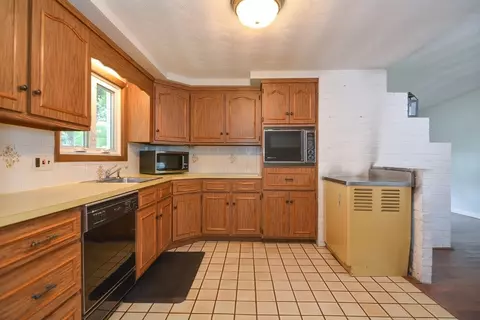 Kitchen - 10 Merrill Dr, Framingham, MA 01701 photo 2 of 3