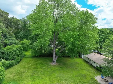 View/Area - 10 Merrill Dr, Framingham, MA 01701 photo 4 of 5