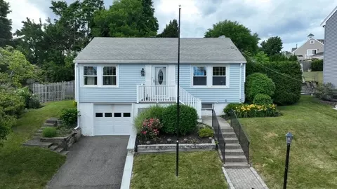 26 Aberdeen Rd, Quincy, MA 02171