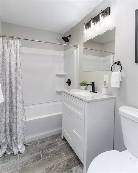 39 Ambrose St, Springfield, MA 01109 photo 8
