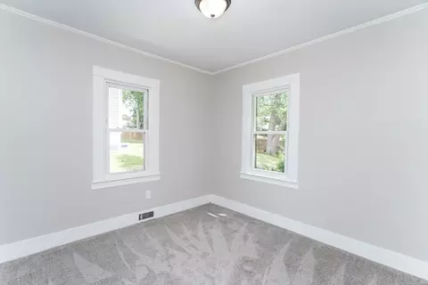 39 Ambrose St, Springfield, MA 01109 photo 9