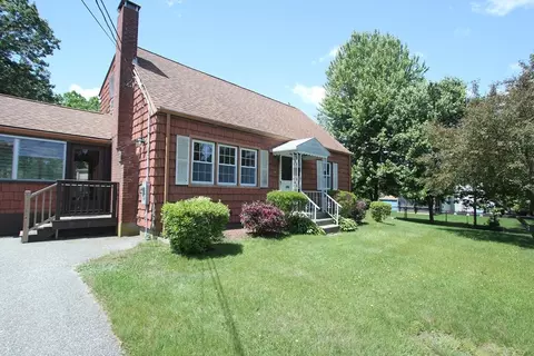 702 Oak St, Franklin, MA 02038
