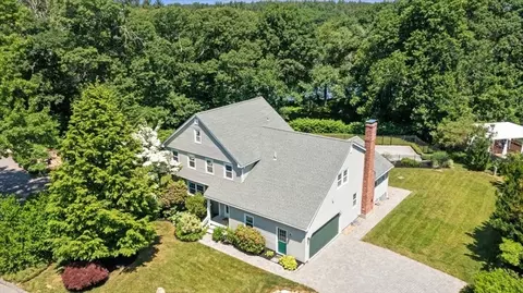 21 Maplecrest Dr, Southborough, MA 01772