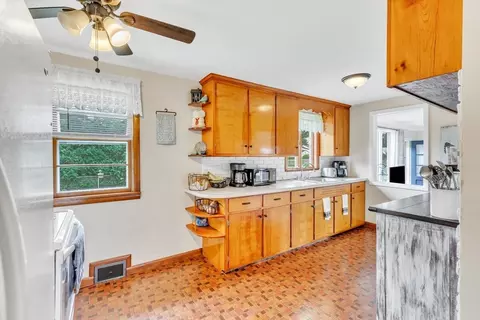 33 Beesley Ave, Chicopee, MA 01013 photo 17