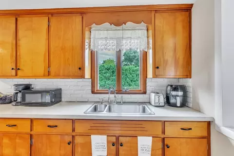 33 Beesley Ave, Chicopee, MA 01013 photo 20
