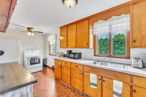 33 Beesley Ave, Chicopee, MA 01013 photo 21