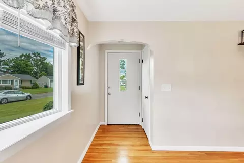 33 Beesley Ave, Chicopee, MA 01013 photo 8