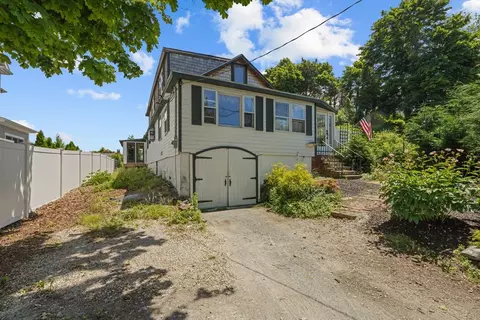 99 Summit Ave, Portsmouth, RI 02871