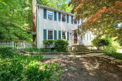 1 Kevin Cir, Framingham, MA 01701