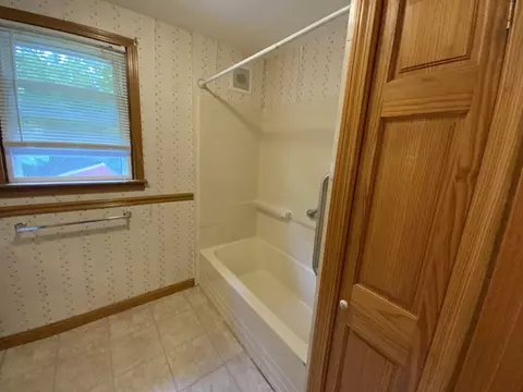 Bath - 119 Barnett Rd, Sutton, MA 01590 photo 2 of 3