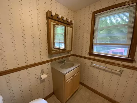 Bath - 119 Barnett Rd, Sutton, MA 01590 photo 1 of 3