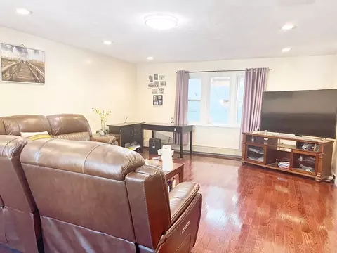 68 Maple St, Melrose, MA 02176 photo 4