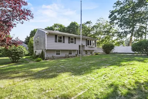 2 Pamela Ln, Falmouth, MA 02536