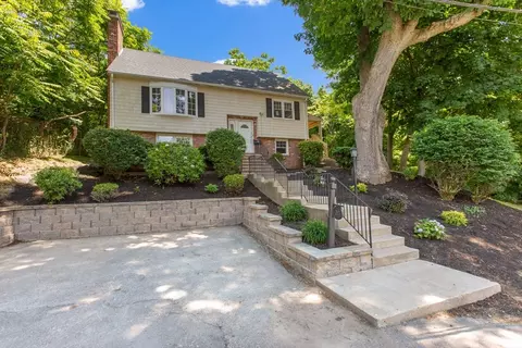20 James St, Woburn, MA 01801
