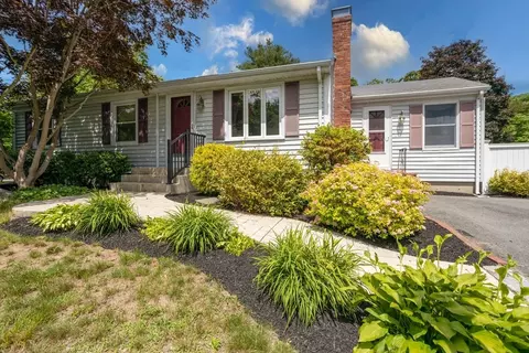 29 Beagle Club Rd, Attleboro, MA 02703