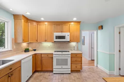 Kitchen - 16 Sheldon Rd, Marblehead, MA 01945 photo 3 of 3