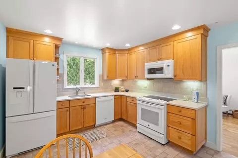 Kitchen - 16 Sheldon Rd, Marblehead, MA 01945 photo 2 of 3