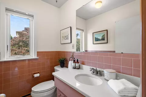 Bath - 16 Sheldon Rd, Marblehead, MA 01945 photo 1 of 3