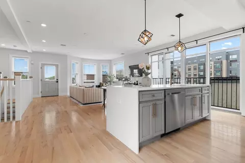 17 W Bellflower St #3, Boston, MA 02125