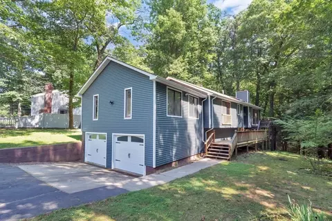 14 Stuart Cir, Westfield, MA 01085