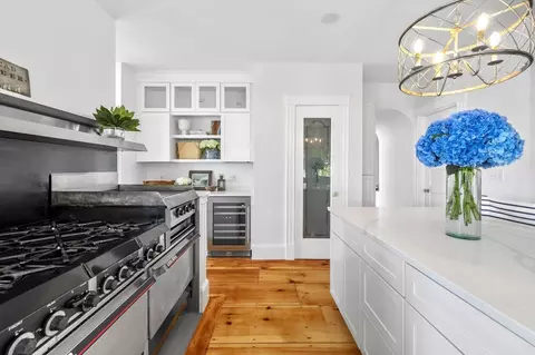 Kitchen - 421 423 Ocean Ave, Marblehead, MA 01945 photo 2 of 5