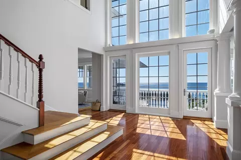 Entry Way - 421 423 Ocean Ave, Marblehead, MA 01945 photo 3 of 7