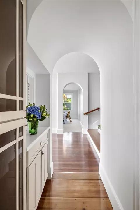 Entry Way - 421 423 Ocean Ave, Marblehead, MA 01945 photo 5 of 7
