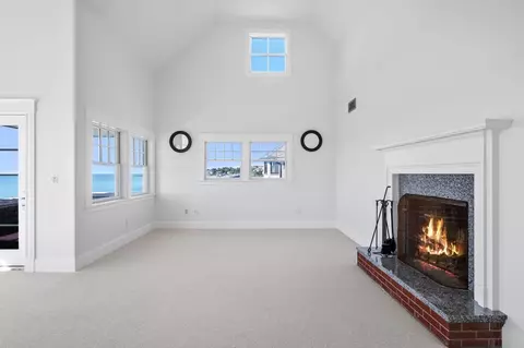 Living - 421 423 Ocean Ave, Marblehead, MA 01945 photo 4 of 6
