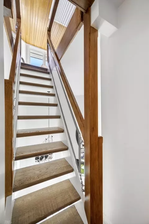 Entry Way - 421 423 Ocean Ave, Marblehead, MA 01945 photo 7 of 7