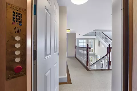 Entry Way - 421 423 Ocean Ave, Marblehead, MA 01945 photo 6 of 7