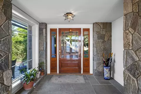 Entry Way - 421 423 Ocean Ave, Marblehead, MA 01945 photo 1 of 7