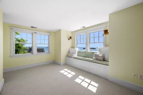 Bedroom - 421 423 Ocean Ave, Marblehead, MA 01945 photo 4 of 5