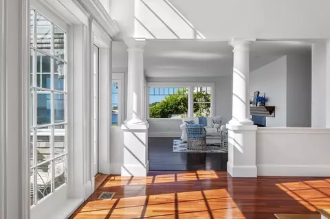 Entry Way - 421 423 Ocean Ave, Marblehead, MA 01945 photo 4 of 7