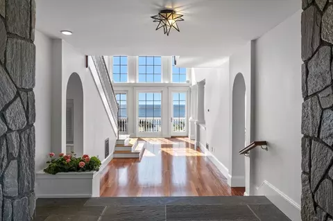 Entry Way - 421 423 Ocean Ave, Marblehead, MA 01945 photo 2 of 7