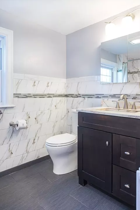 Bath - 6 Ralph Rd, Marblehead, MA 01945 photo 1 of 4