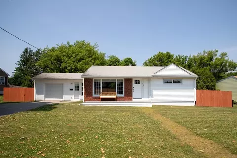 527 Gardners Neck Rd, Swansea, MA 02777