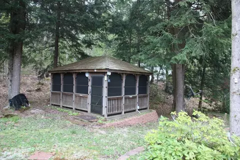31 S Road Ext, Peru, MA 01235