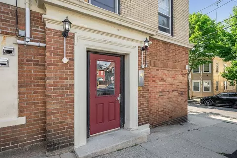 25 Roslyn St #11, Salem, MA 01970