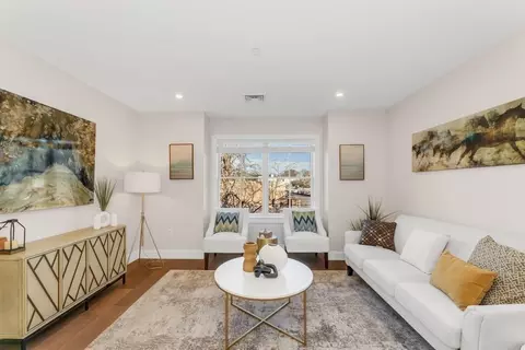 425 Lagrange St #111, Boston, MA 02132